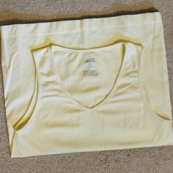 Avia butter athletic sport tank top sz medium *I - Picture 4 of 5